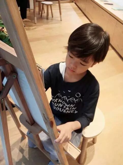 权相佑孙泰英儿子近照公开 帅气似爸爸