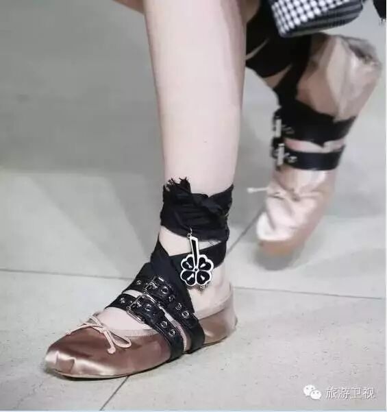 裙子 裸色鞋子 搭配_裸色鞋子配什么衣服_鞋子裸色还是黑色