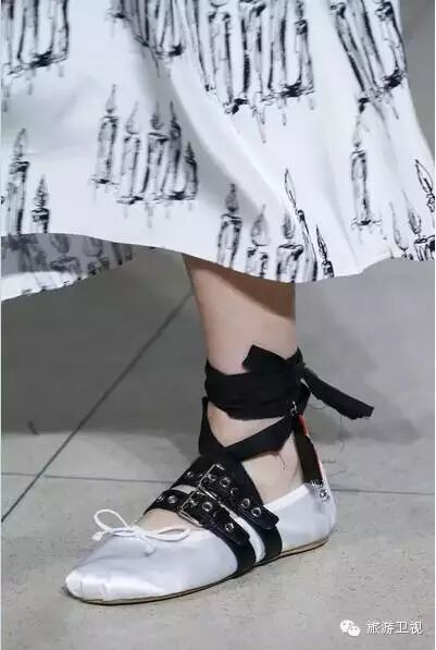 裙子 裸色鞋子 搭配_鞋子裸色还是黑色_裸色鞋子配什么衣服