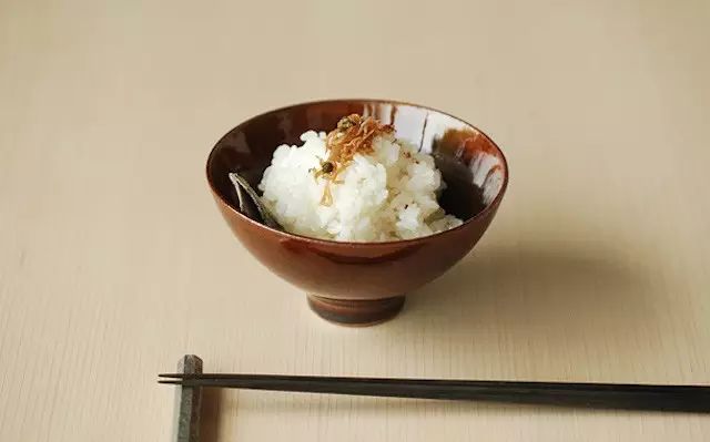 我就想问,如何有礼貌地盛一碗饭?