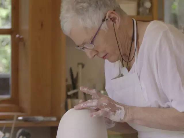 走马观灯 | 看77岁艺术家如何打造优雅陶瓷灯