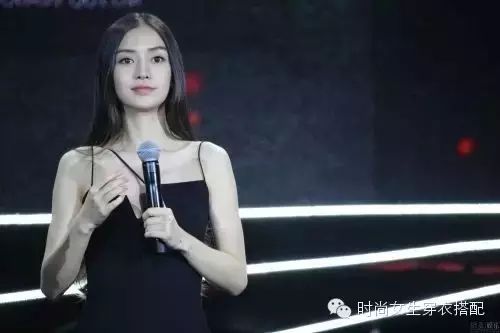 Angelababy身穿黑色性感长裙,胸小尴尬以手护!