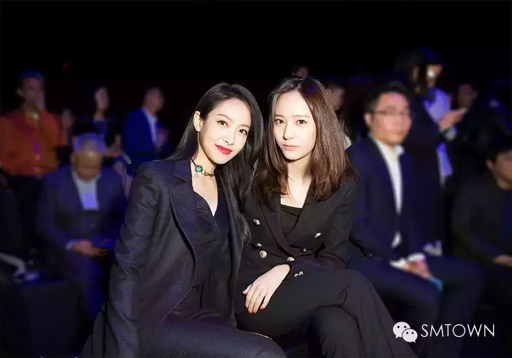 f(x)宋茜&KRYSTAL登上亚洲代表时尚女神