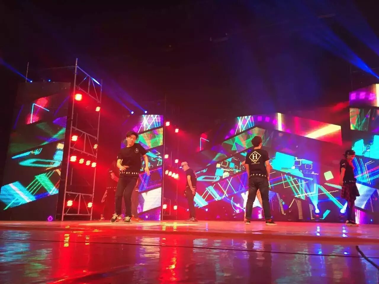 新乡嘻哈帮街舞魏晨演唱会精彩演出