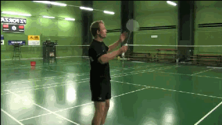 学会头顶杀球 打球稳准狠