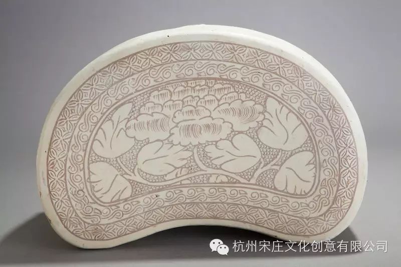 北宋晚期新安窑珍珠地牡丹纹豆形枕