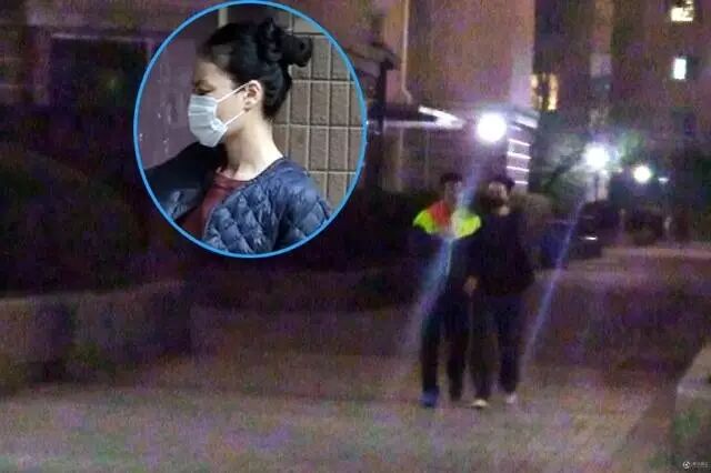 王菲谢霆锋罕见虐狗!牵手夜跑变连体婴