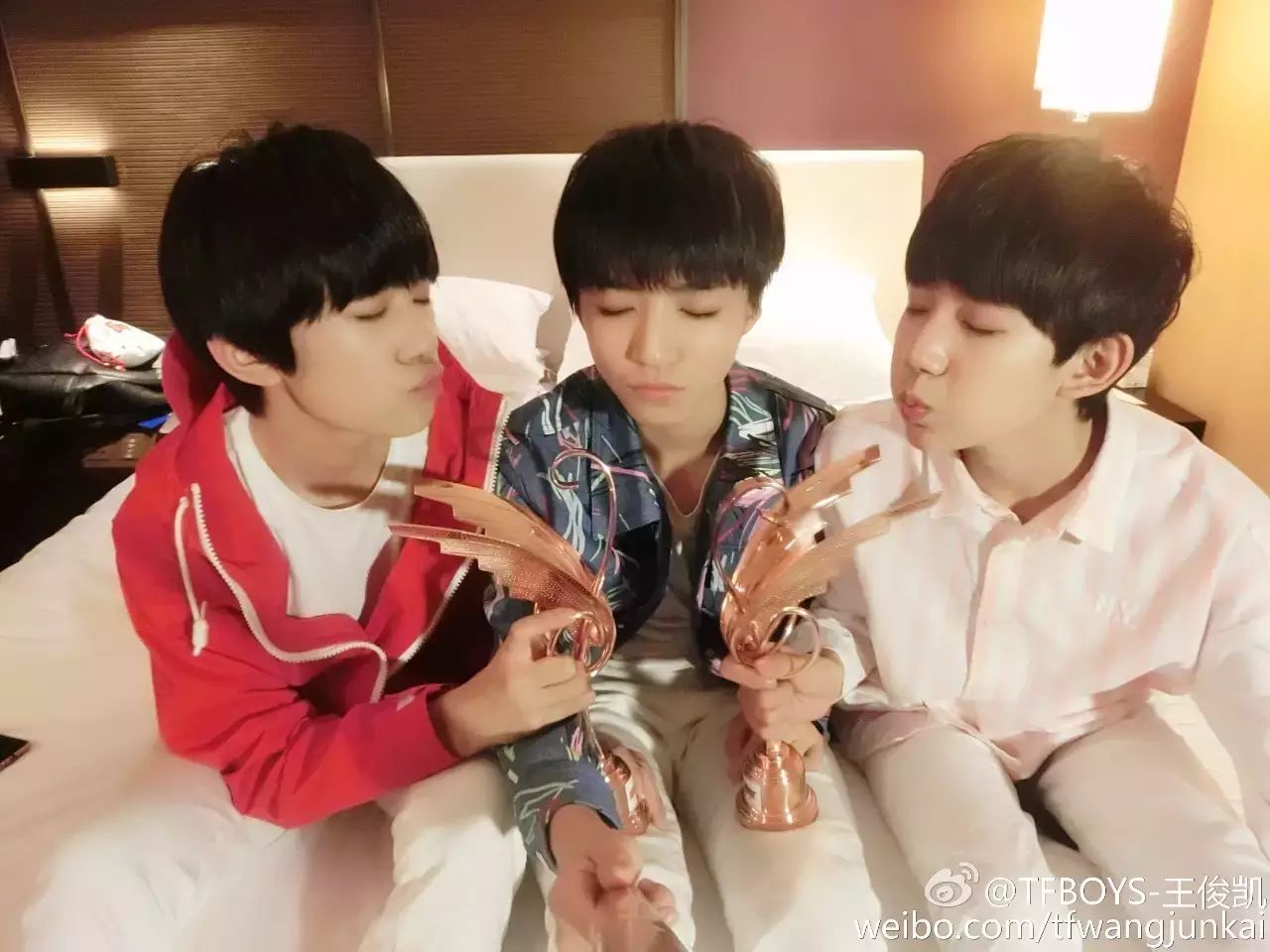 鹿晗、TFBOYS等明星私生问题不断,这是一场爱与克制的...