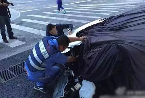 李易峰驾超跑在北京朝阳出车祸,现场碎片满地.