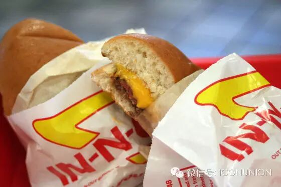 cheeseburger,cut in half