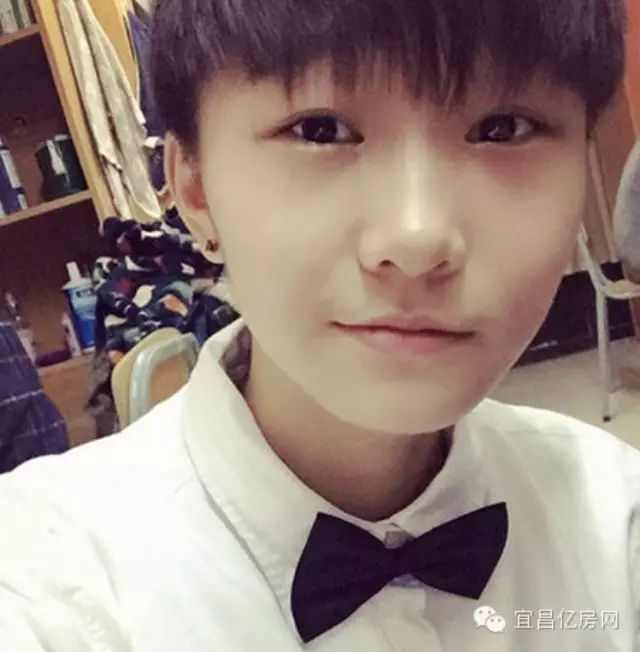 最帅证件照走红 16超女邱杉杉比肩李宇春
