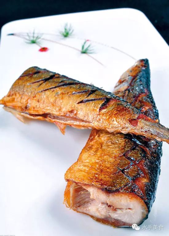 秋刀鱼的味道独特,对于喜欢吃秋刀鱼的人来说,碳烤秋刀鱼确是非常美味
