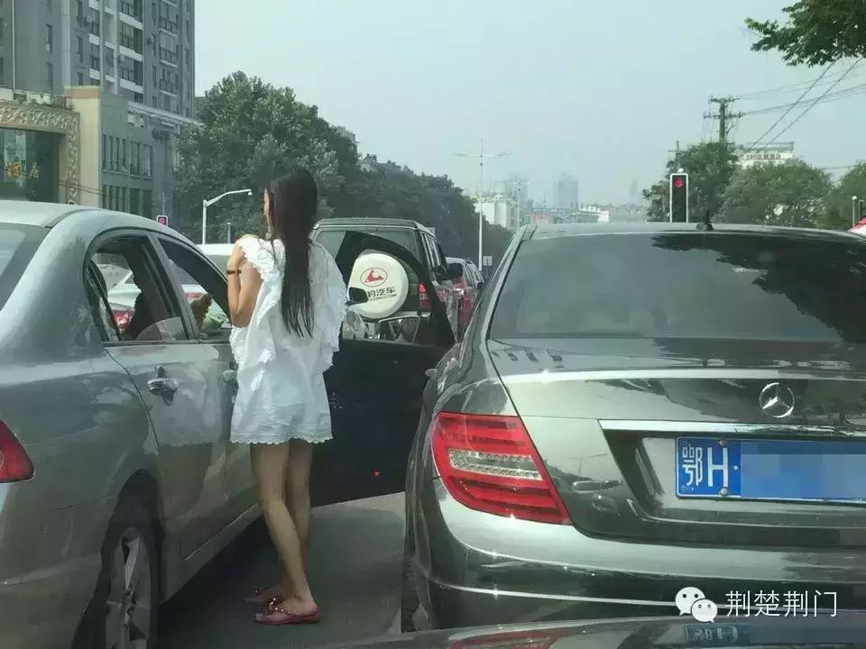 荆门“最牛奔驰女司机”路口下车逗狗事件续：交警回应将对其进行严厉处罚！