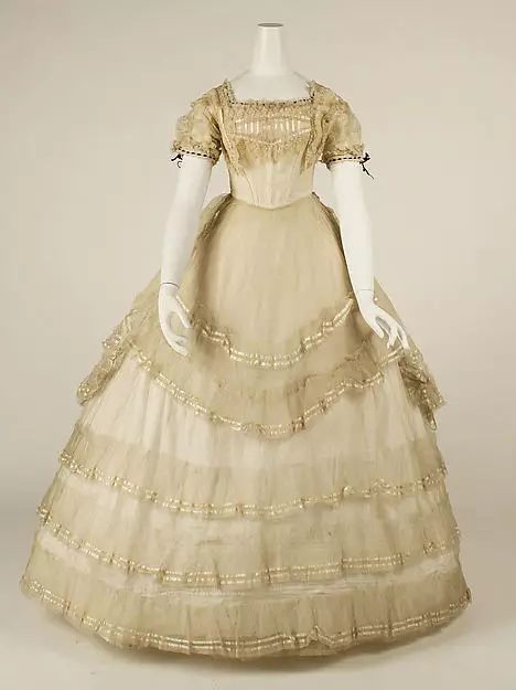 19世纪初的帝政时期,女装的特点是大面积呈现朴素淡雅,边饰多样复杂