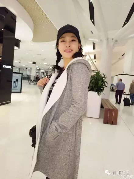 刘晓庆着粉红色风衣 短发精干笑容灿烂