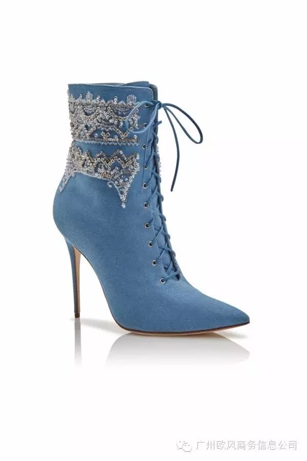 越战越勇!Rihanna即将联手Manolo Blahnik推出合作系列!