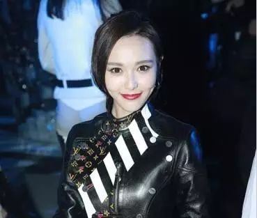 看女神  唐嫣惊艳巴黎时装周秀场 时尚女王自信帅气获赞无数