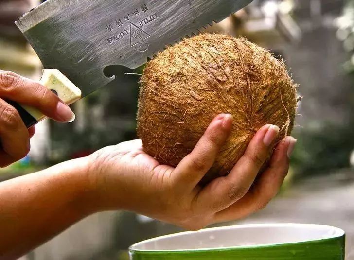 开椰子要用刀丶锤子甚至电钻?你out啦,简单一步喝到美味椰汁