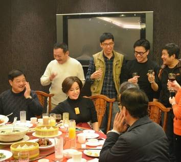 刘晓庆最新饭局曝光,丰满身材吸睛