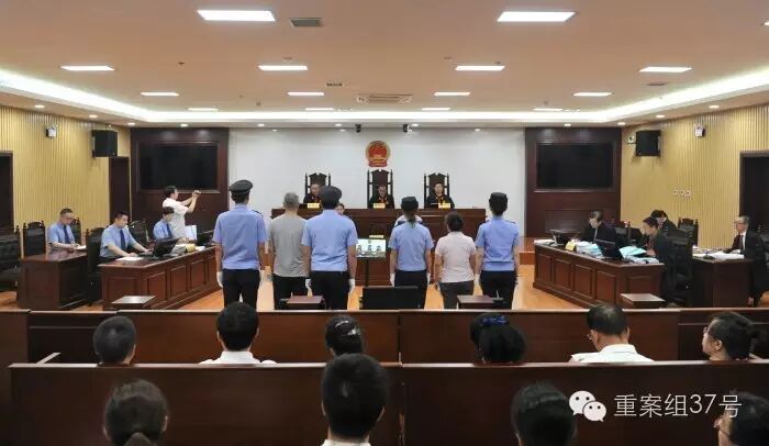 ▲哈尔滨市中级人民法院公开开庭审理被告人张明杰犯贪污罪、受贿罪、滥用职权罪，被告人王绍玉犯贪污罪一案庭审现场。    图/哈尔滨中院官网