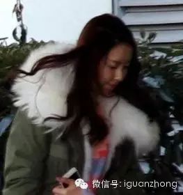 张子萱机场护肚疾走 陈赫挥手示意记者