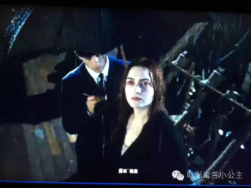 当人们问露丝的姓名时,露丝说的是:露丝.道森.道森是杰克的姓.