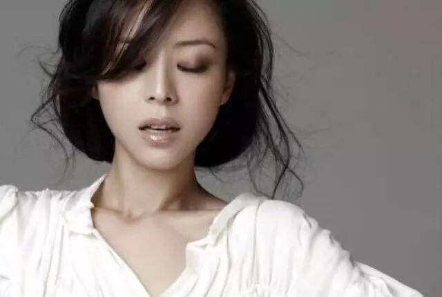 张静初印花套装演绎洛可可风情