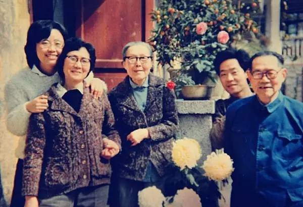 张茂渊(中)和李开第(右一)
