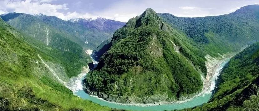 雅鲁藏布江是中国最长的高原河流,位于西藏自治区境内,也是世界上海拔