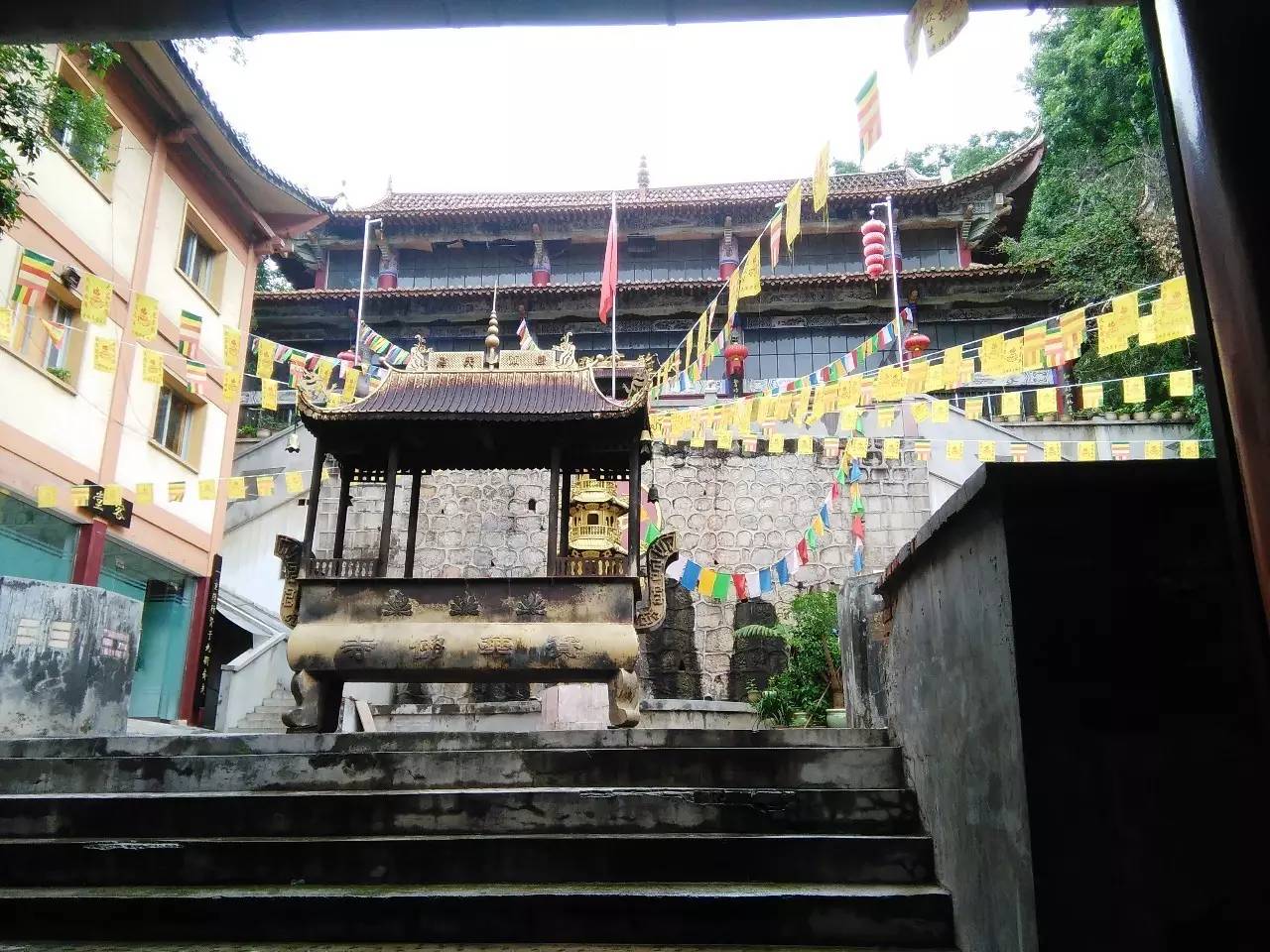 云南个旧宝华山寺