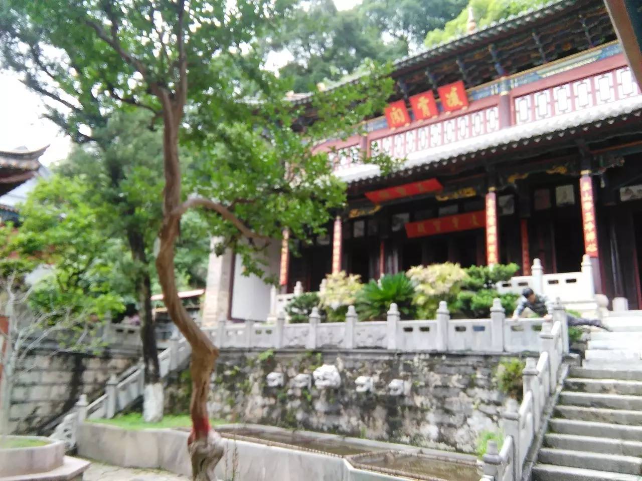 憨痴呆 寺庙,塔  宝华山寺修建好后,年岁已高的赵天爵再也没有上矿山