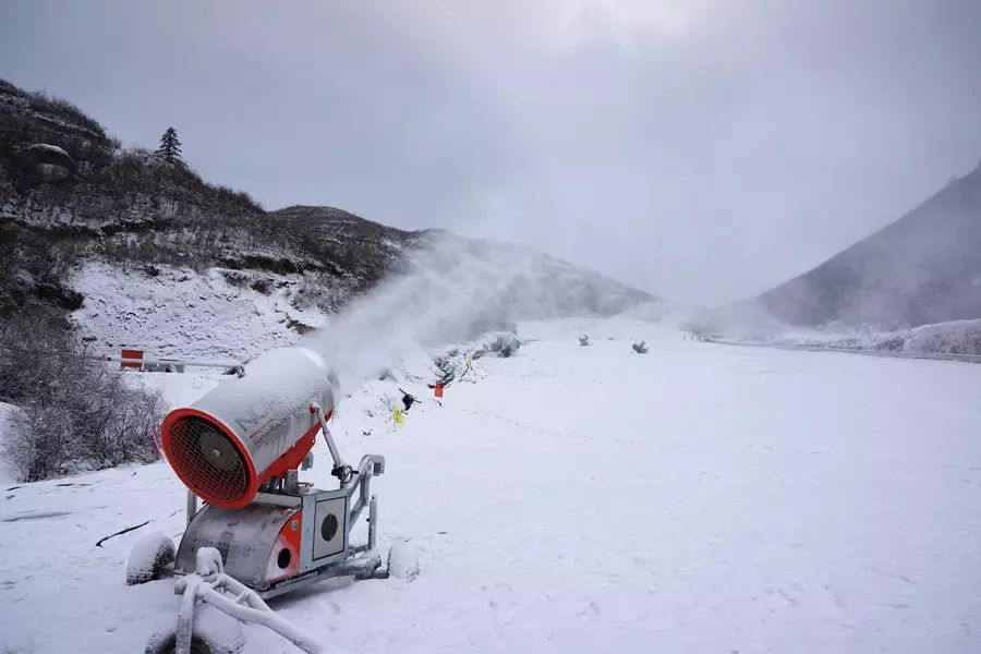 七星岭滑雪场真容曝光 图中梦幻玻璃房就是七星岭滑雪场的雪具大厅!