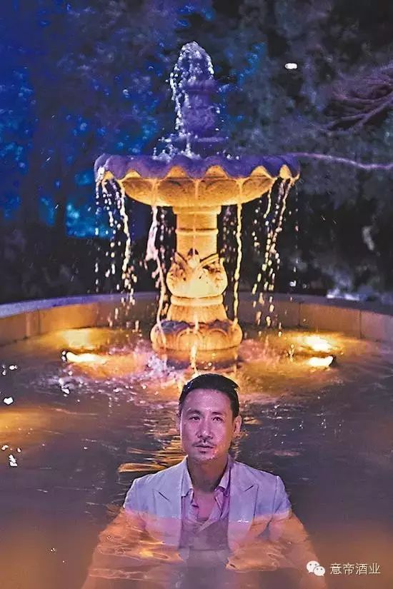 张学友被泼红酒泡水池无怨言 为戏豁出去