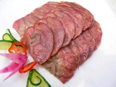 原料:牛肉250克辅料:熟火腿50克,水发玉兰片(茭白,冬笋均可)60克调料