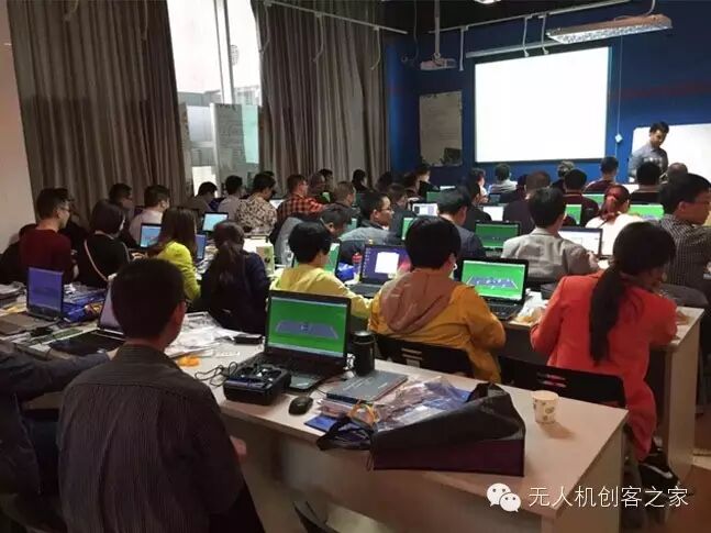 中科大智無(wú)人機(jī)教育周年慶典——用專業(yè)鑄就實(shí)力，用實(shí)力實(shí)現(xiàn)夢(mèng)想 