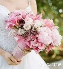 赵丽颖参加表妹婚礼获捧花 与新娘卖萌合影