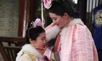 她9岁搭戏刘诗诗,12岁叫板杨幂孙俪,她没有长残而是长...