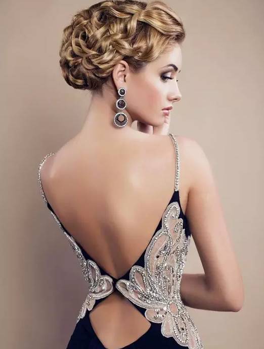 优雅天鹅颈背部线条