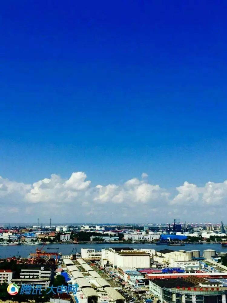 图来自大申网友@林霏 拍摄的中原军工路浦江景 (这天蓝的太夸张了)