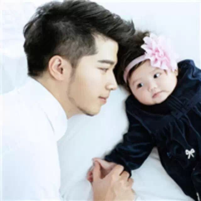萌萌哒!宋晓波晒全家福 大眼女儿赛天使