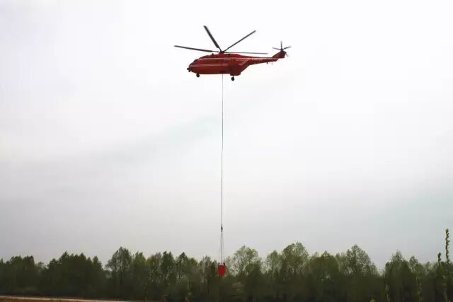 森林部隊(duì)國(guó)產(chǎn)森林滅火直升機(jī)首次投入吊桶滅火作戰(zhàn) 