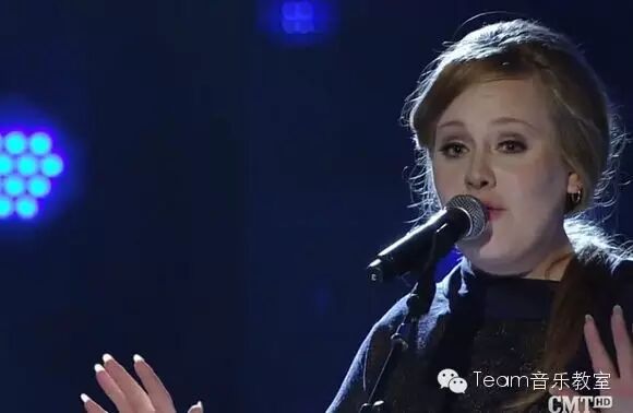 Adele现场翻唱《Need You Now》原唱在台下听得都很开心!