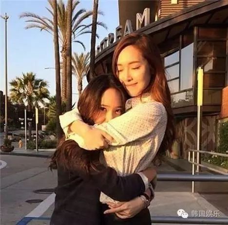 Jessica个人专辑公开 Krystal晒合照为姐姐应援