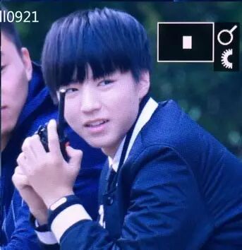 王俊凯拿着对讲机讲话的样子好苏!