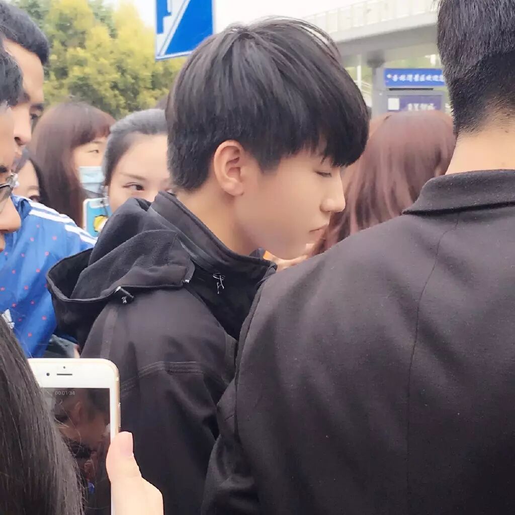 可以看出王俊凯的身高还是挺高的