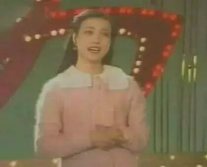 刘晓庆在1983年春晚演唱《绒花》,青春靓丽,嗓子真好!