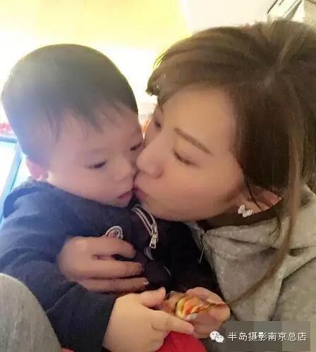 阔太李念狂亲吓傻儿子 嘴对嘴亲宝宝好吗?