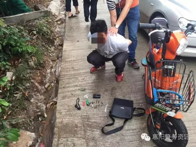 镇隆派出所伏击队员在镇隆联系市场抓获盗窃电动车嫌疑人李某