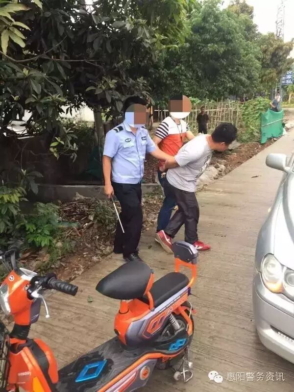 镇隆派出所伏击队员在镇隆联系市场抓获盗窃电动车嫌疑人李某