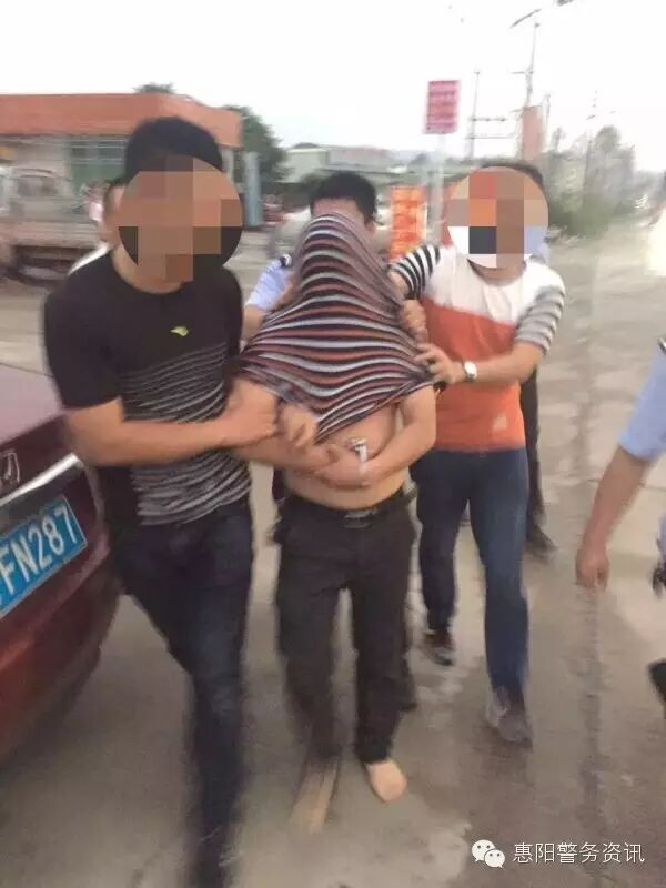 镇隆派出所伏击队员在镇隆联系市场抓获盗窃电动车嫌疑人李某